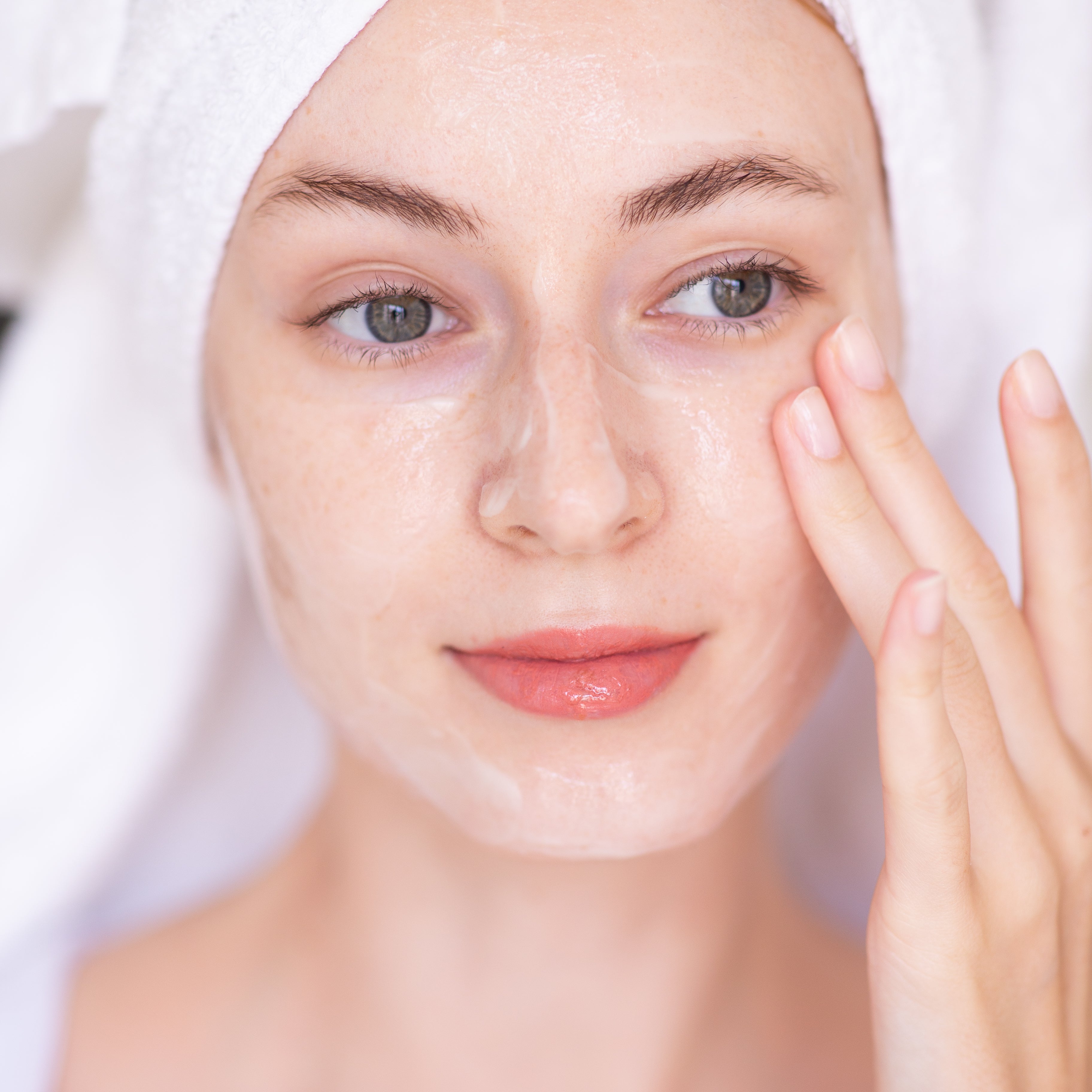 Vrouw brengt Purally huidverzorging aan op het gezicht