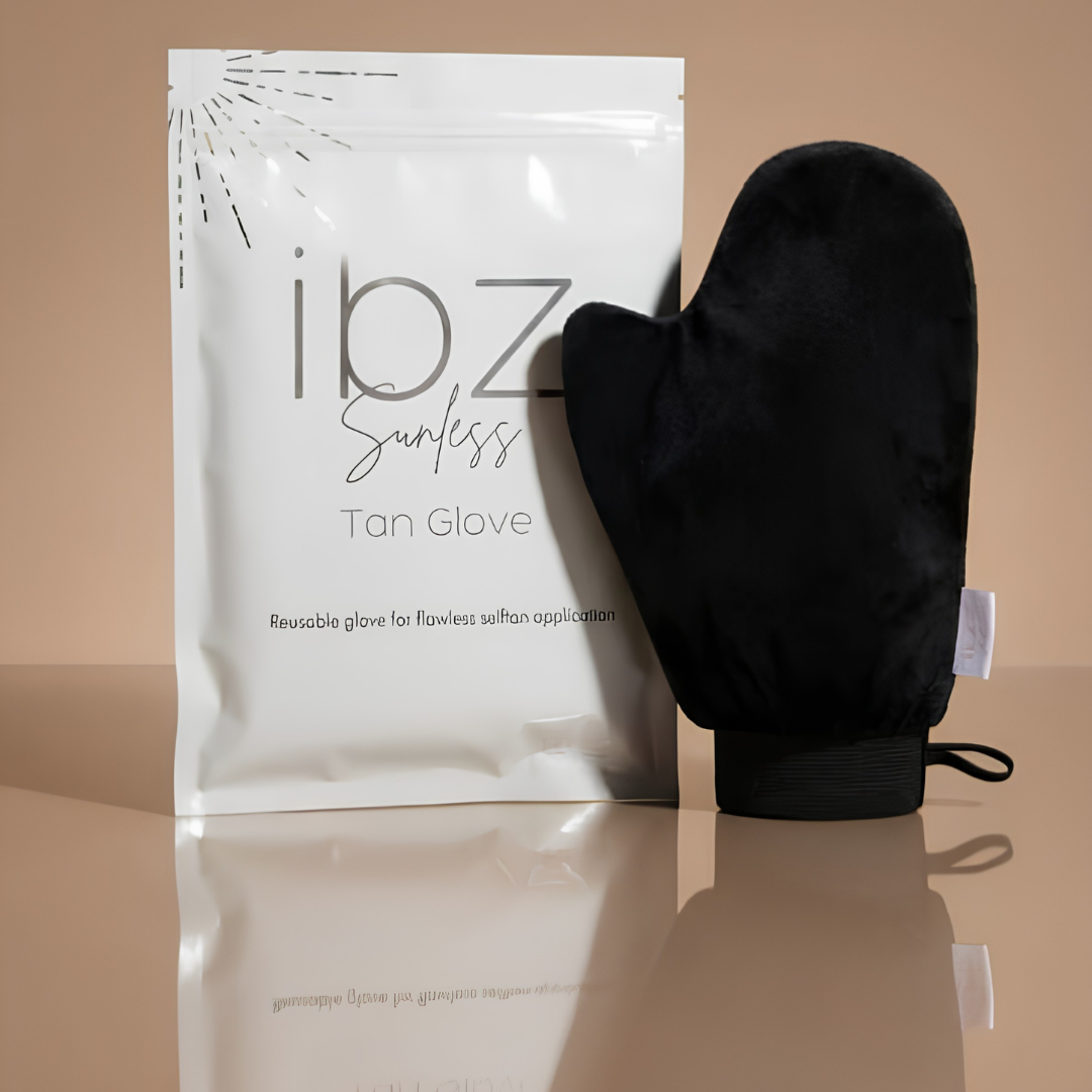 Glow Tanglove in zacht velours-textiel voor streepvrij aanbrengen van zelfbruiner - productafbeelding met handschoen