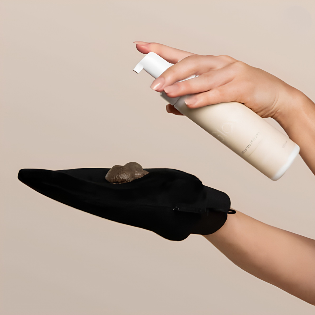 Glow Tanglove in zacht velours-textiel  waarbij men product op de handschoen aanbrengt