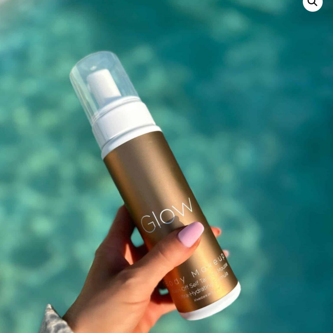 IBZ Sunless by Glow Body Makeup 200ml fles vastgehouden in de hand