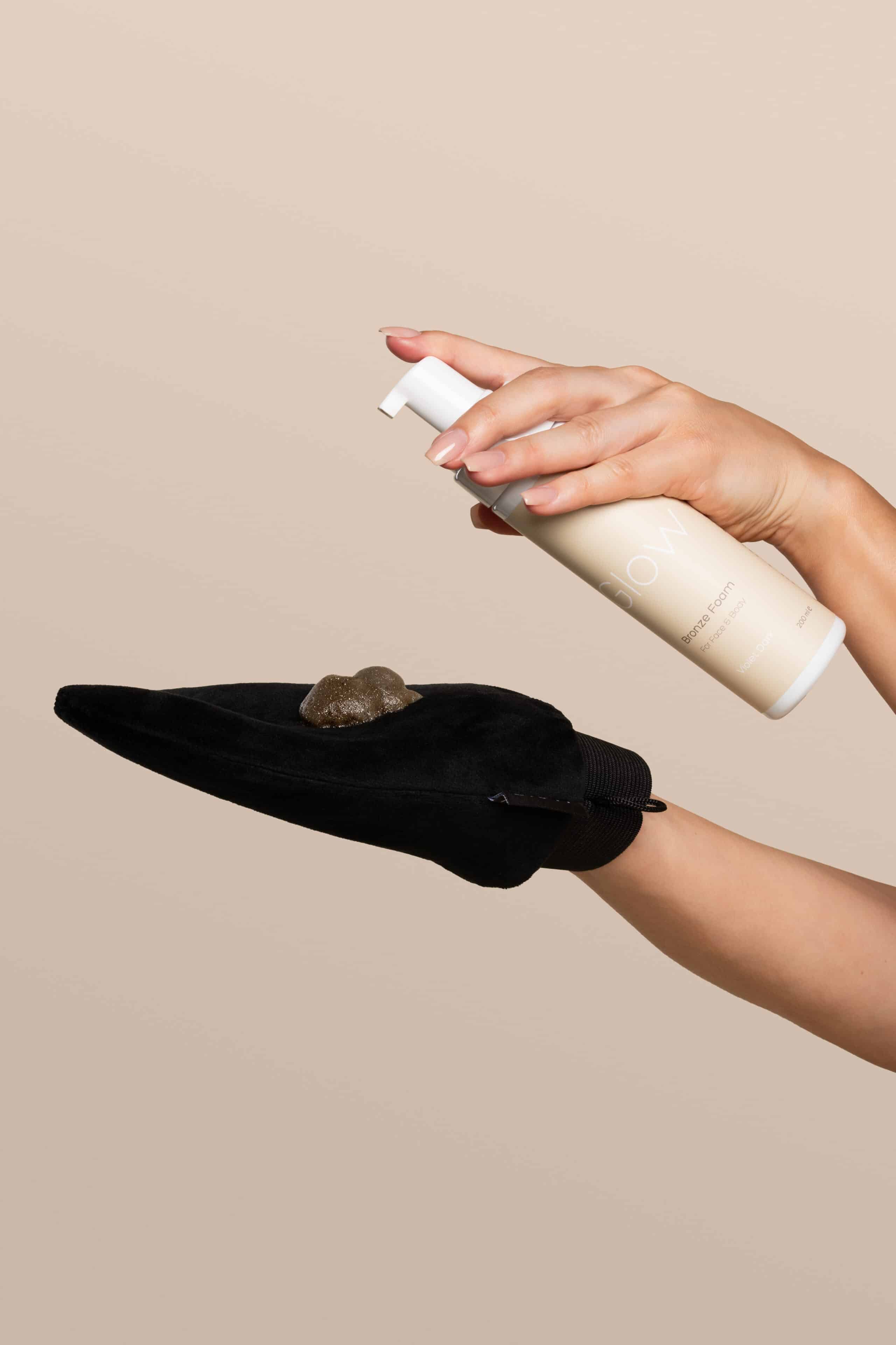 BZ Sunless Glow Express Foam Olive Dark – textuur en applicatie van de zelfbruiner op olijfbasis