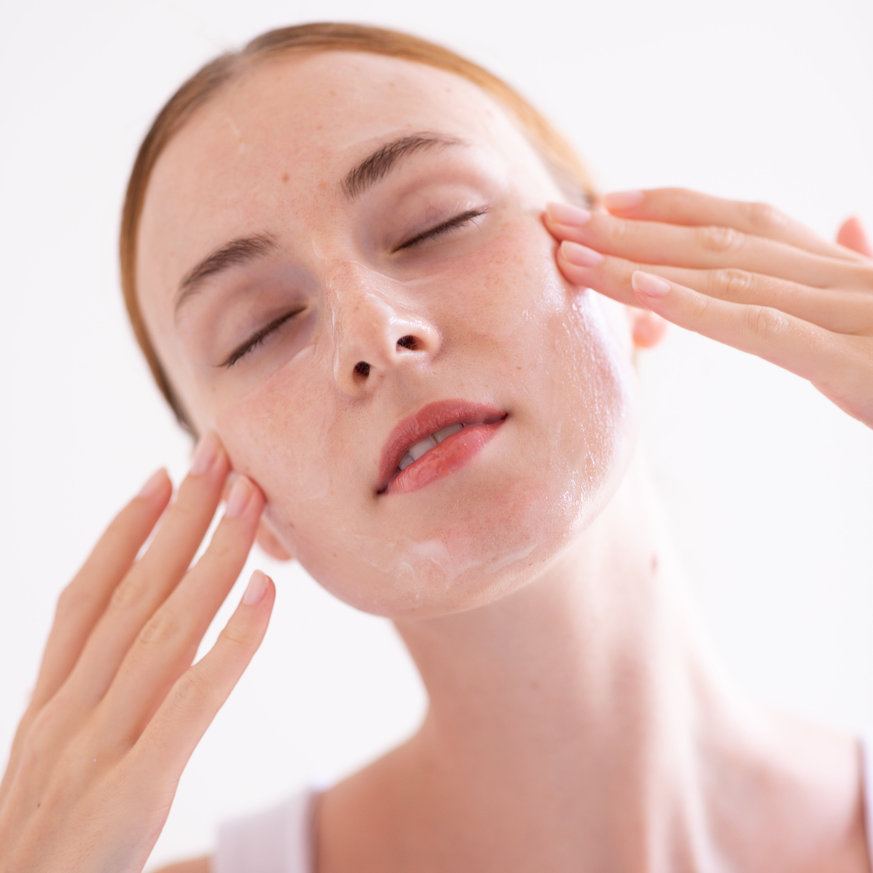Vrouw verzorgt haar huid voor een stralende teint