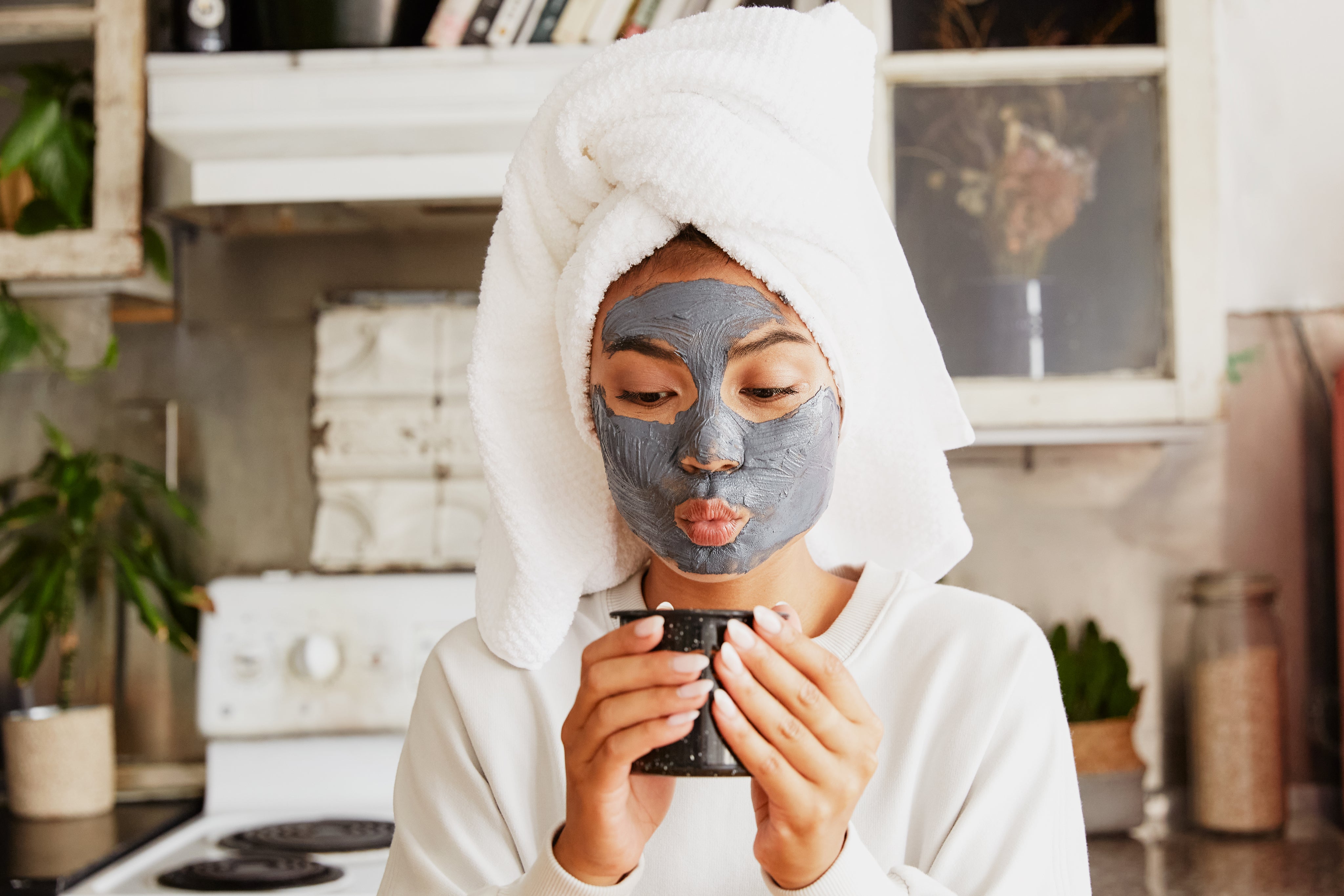 Vrouw met gezichtsmasker tijdens een self-care moment