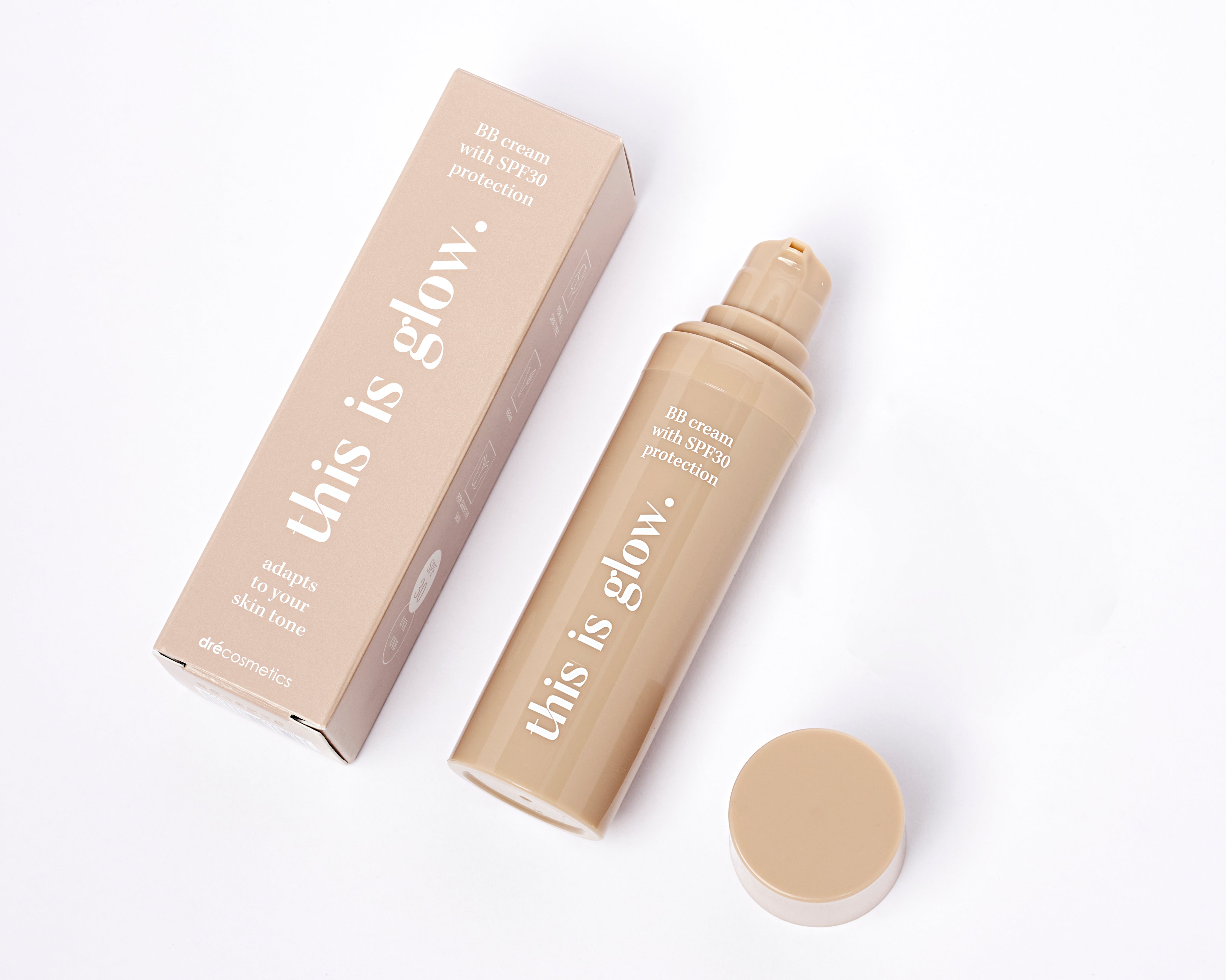 This is glow BB Cream SPF30 met verpakking en beige pompflacon voor een egale huid met zonbescherming.